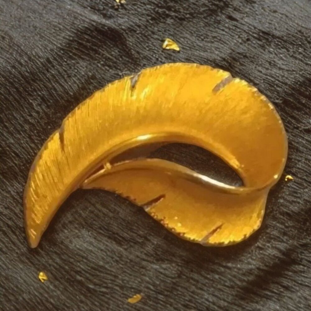 Vintage Gold Tone Leaf Brooch Pin Elegant Textured Feather Swirl Signed JJ